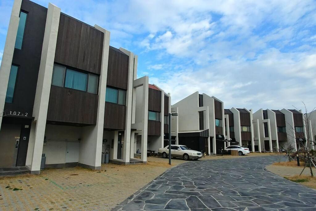 Coveted Palms Village Pension Jeju Exterior foto